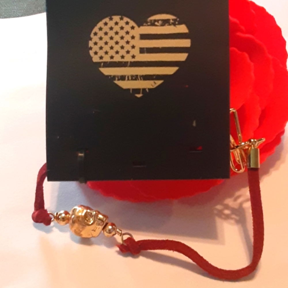 Nwt brandy Melville color red skull bracelet